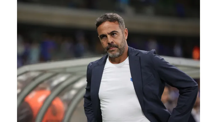 MG - BELO HORIZONTE - 01/04/2026 - BRASILEIRO A 2026, CRUZEIRO X VITORIA - Artur Jorge tecnico do Cruzeiro durante partida contra o Vitoria no estadio Mineirao pelo campeonato Brasileiro A 2026. Foto: Gilson Lobo/AGIF