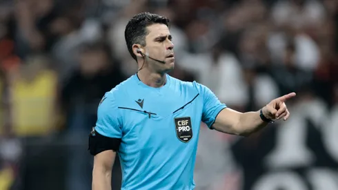 O arbitro Flavio Rodrigues de Souza durante partida entre Corinthians e Palmeiras no estadio Arena Corinthians pelo campeonato Brasileiro A 2026. Foto: Marcello Zambrana/AGIF