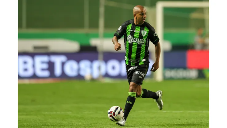 Mariano jogador do America-MG durante partida contra o Avai no estadio Independencia pelo campeonato Brasileiro B 2025. Foto: Gilson Lobo/AGIF