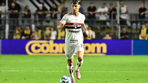 SP - SANTOS - 05/11/2025 - BRASILEIRO A 2025, SAO PAULO X FLAMENGO - Ferreirinha jogador do Sao Paulo durante partida contra o Flamengo no estadio Vila Belmiro pelo campeonato Brasileiro A 2025. Foto: Jota Erre/AGIF