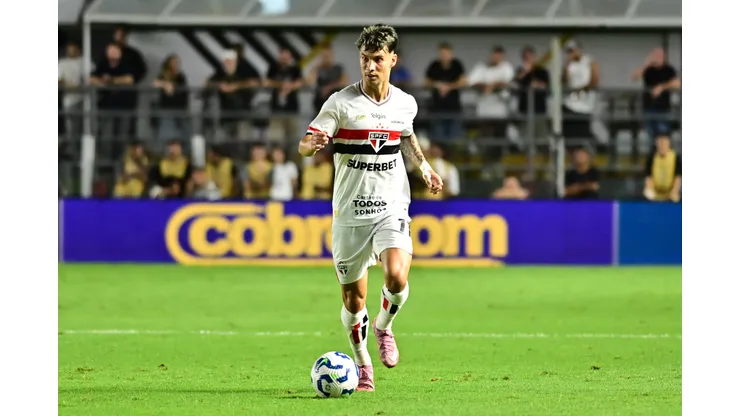 SP - SANTOS - 05/11/2025 - BRASILEIRO A 2025, SAO PAULO X FLAMENGO - Ferreirinha jogador do Sao Paulo durante partida contra o Flamengo no estadio Vila Belmiro pelo campeonato Brasileiro A 2025. Foto: Jota Erre/AGIF