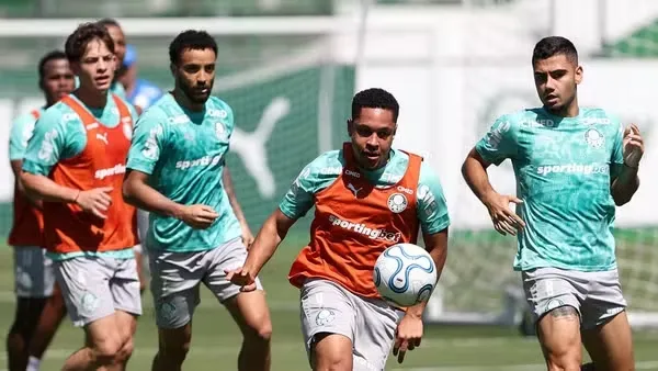 Vitor Roque atuando no treino do Palmeiras. Foto: Cesar Greco