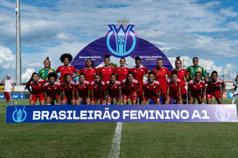 Jogadoras do Internacional perfiladas - Foto: Lara Vantzen/Internacional