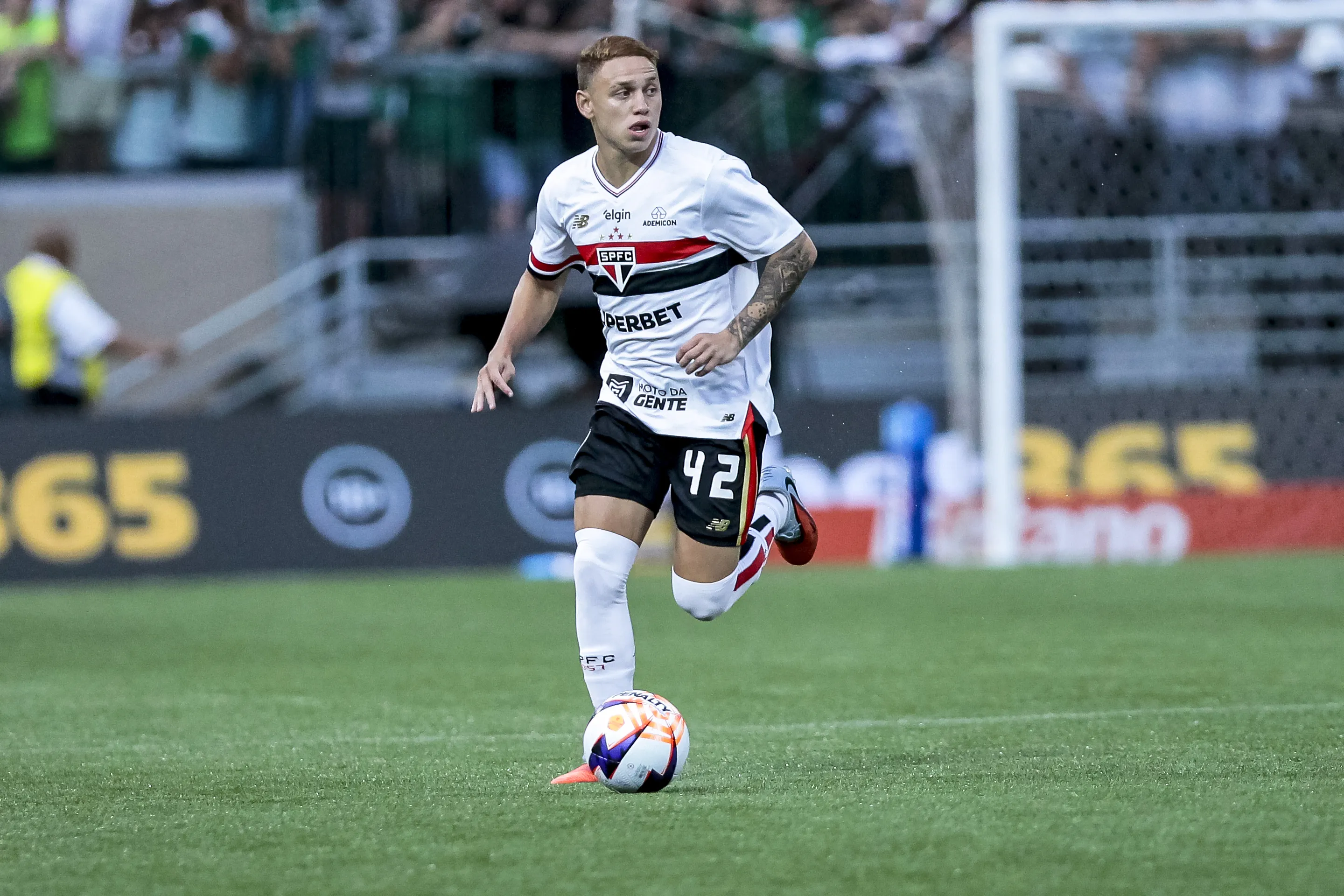 Maik atuando no São Paulo – Foto: Marco Miatelo/AGIF