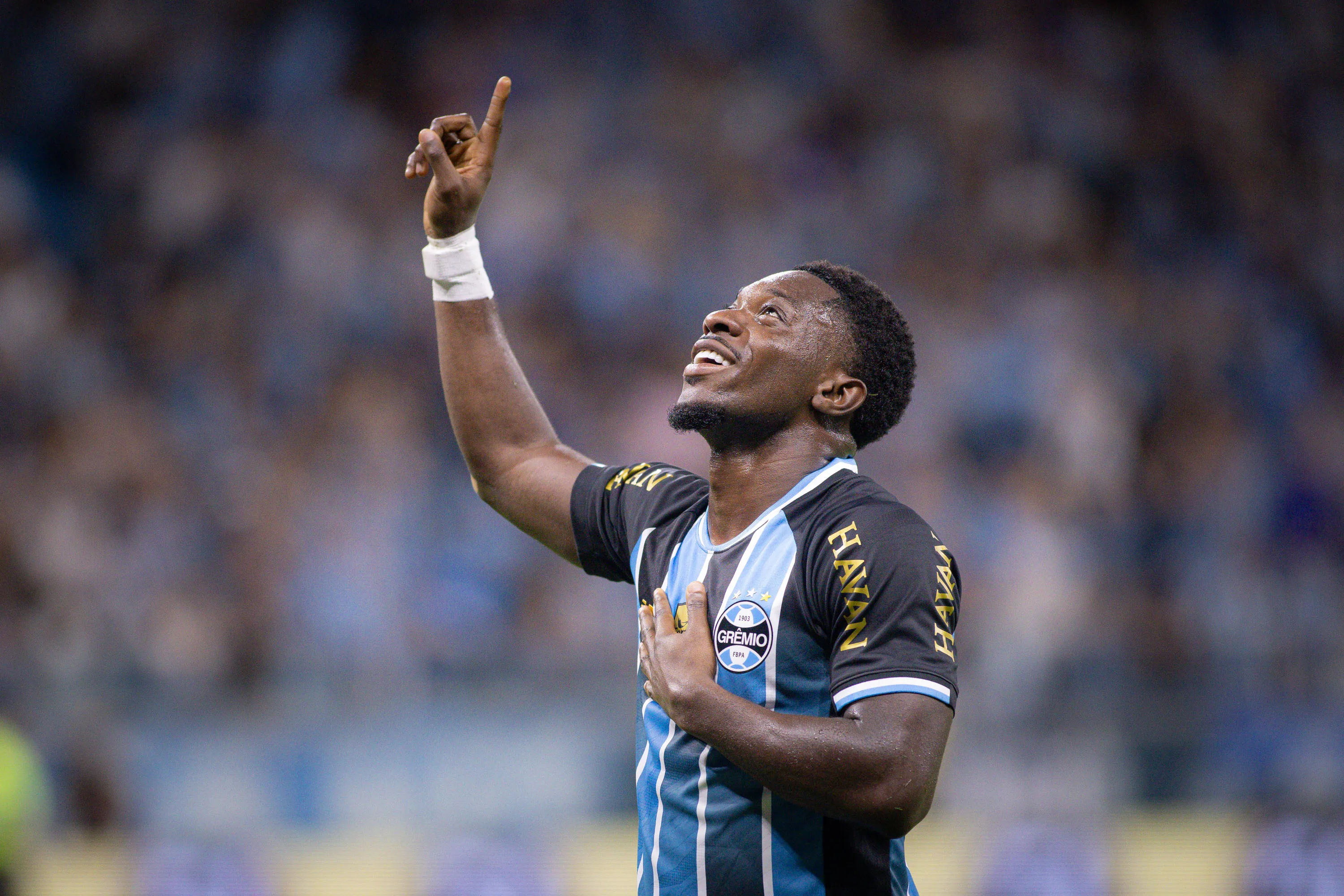 Francis Amuzu comemora seu gol durante partida contra o Vitoria naArena do Grêmio pelo Campeonato Brasileiro 2026 – Foto: Maxi Franzoi/AGIF.