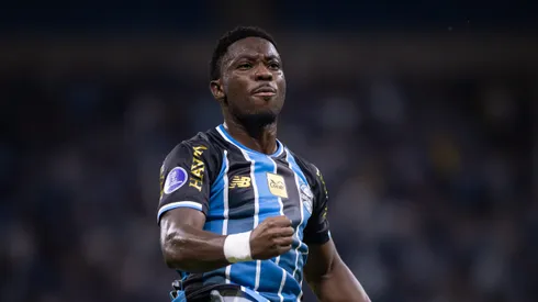 Amuzu quer aumento para renovar com o Grêmio.