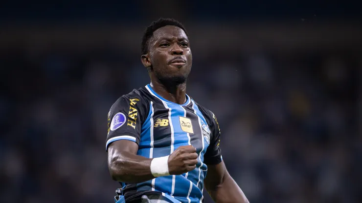 Amuzu quer aumento para renovar com o Grêmio.