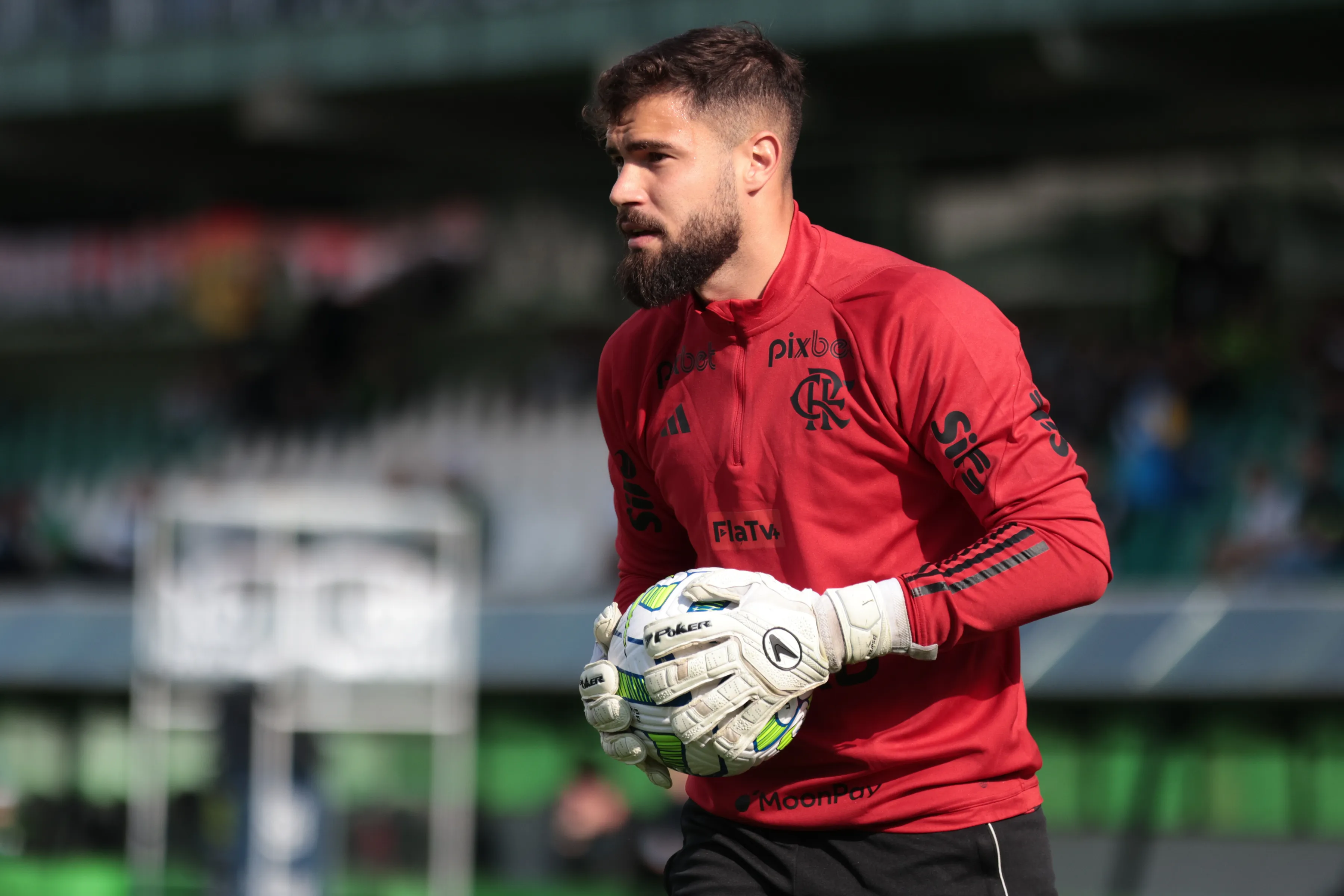 Matheus Cunha goleiro do Flamengo durante aquecimento antes da partida contra o Coritiba no estadio Couto Pereira pelo campeonato Brasileiro A 2023. Foto: Robson Mafra/AGIF