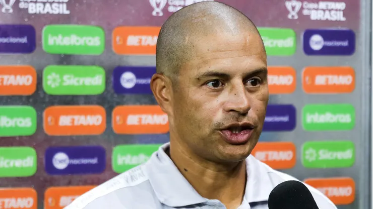 Alex técnico do Avaí durante partida contra o Retro no estadio Arena Pernambuco pelo campeonato Copa do Brasil 2023.