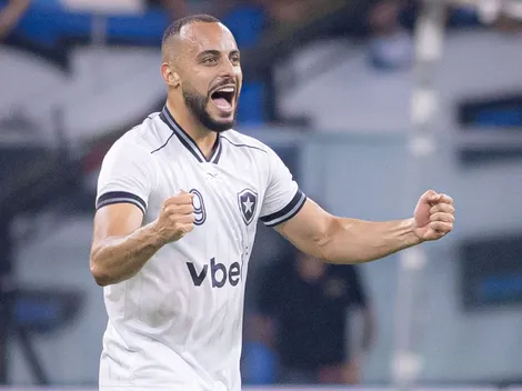 Franclim elogia Arthur Cabral, mas cobra mais gols: "Tem que fazer"