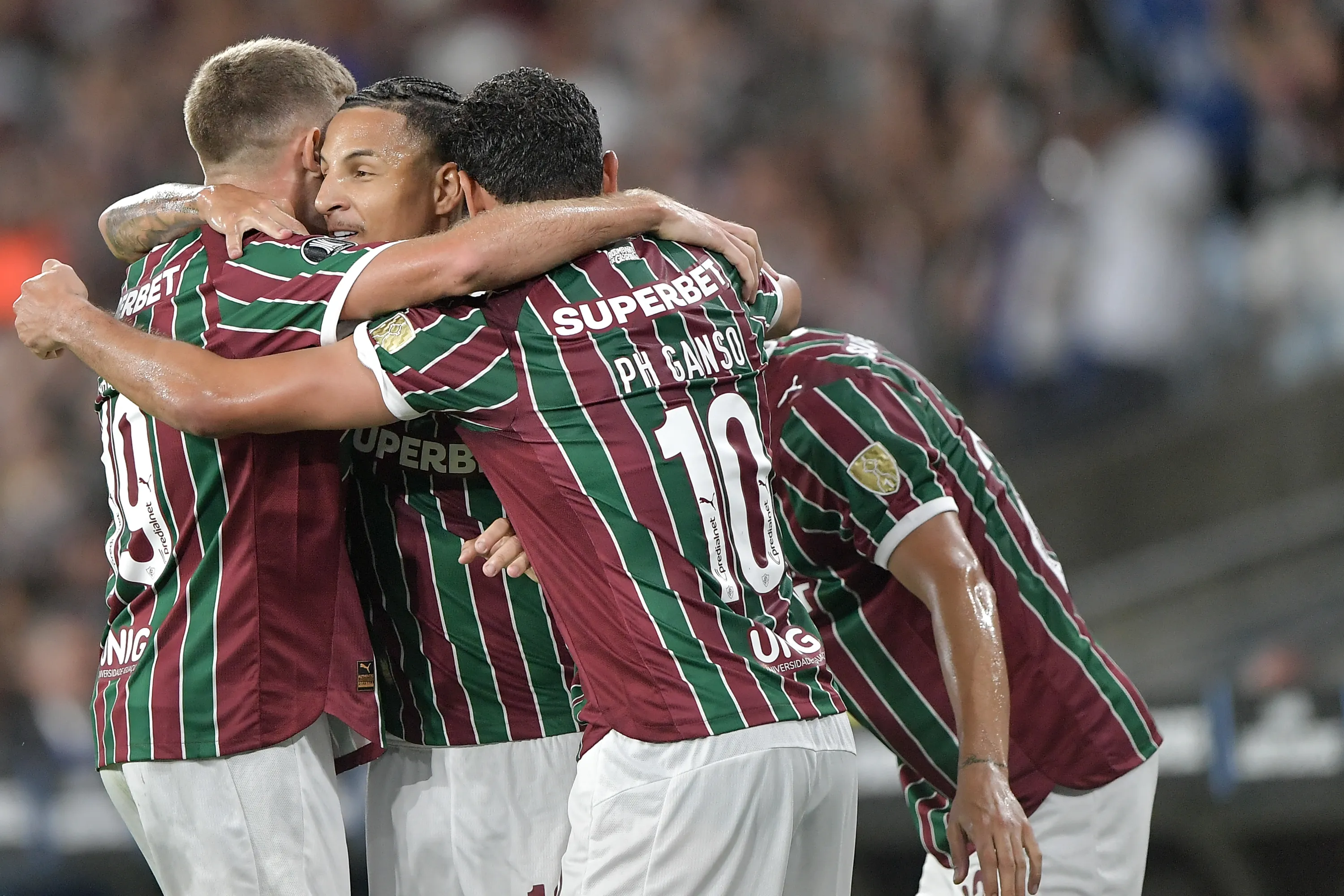 Guilherme Arana jogador do Fluminense comemora seu gol com jogadores do seu time durante partida contra o Independiente no estadio Maracana pelo campeonato Copa Libertadores 2026. Foto: Thiago Ribeiro/AGIF