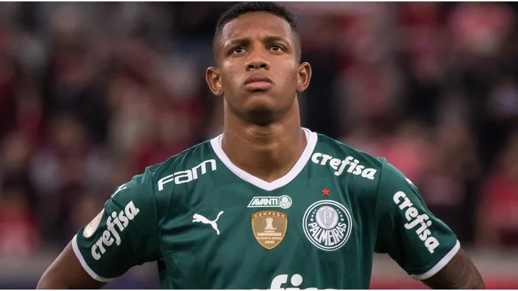 Danilo jogador do Palmeiras durante execucao do hino nacional antes da partida contra o Athletico-PR no estadio Arena da Baixada pelo campeonato Brasileiro A 2022.