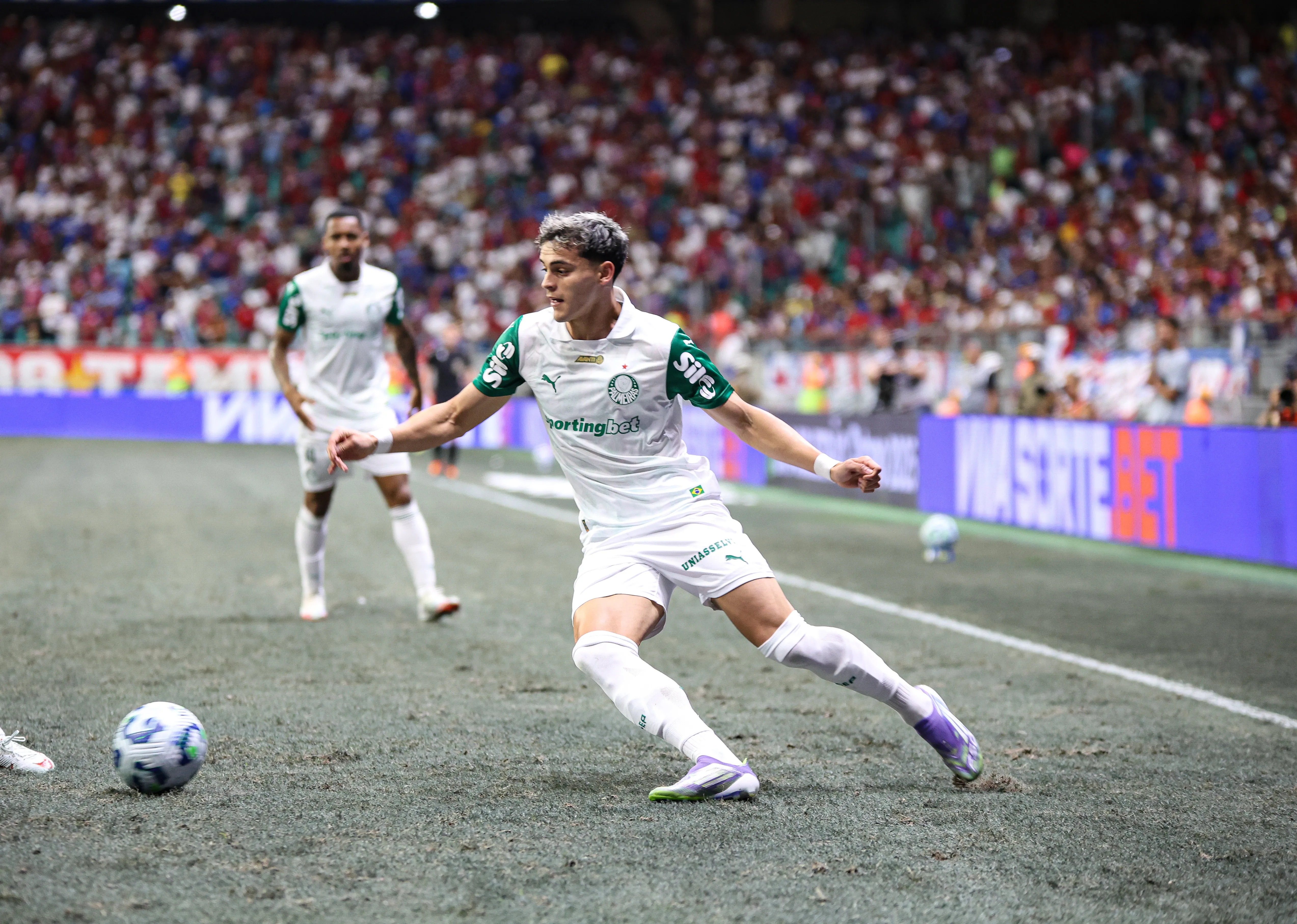 Luiz Benedetti jogador do Palmeiras durante partida contra o Bahia no estadio Fonte Nova pelo campeonato Brasileiro A 2025. Foto: Marcio Jose/AGIF