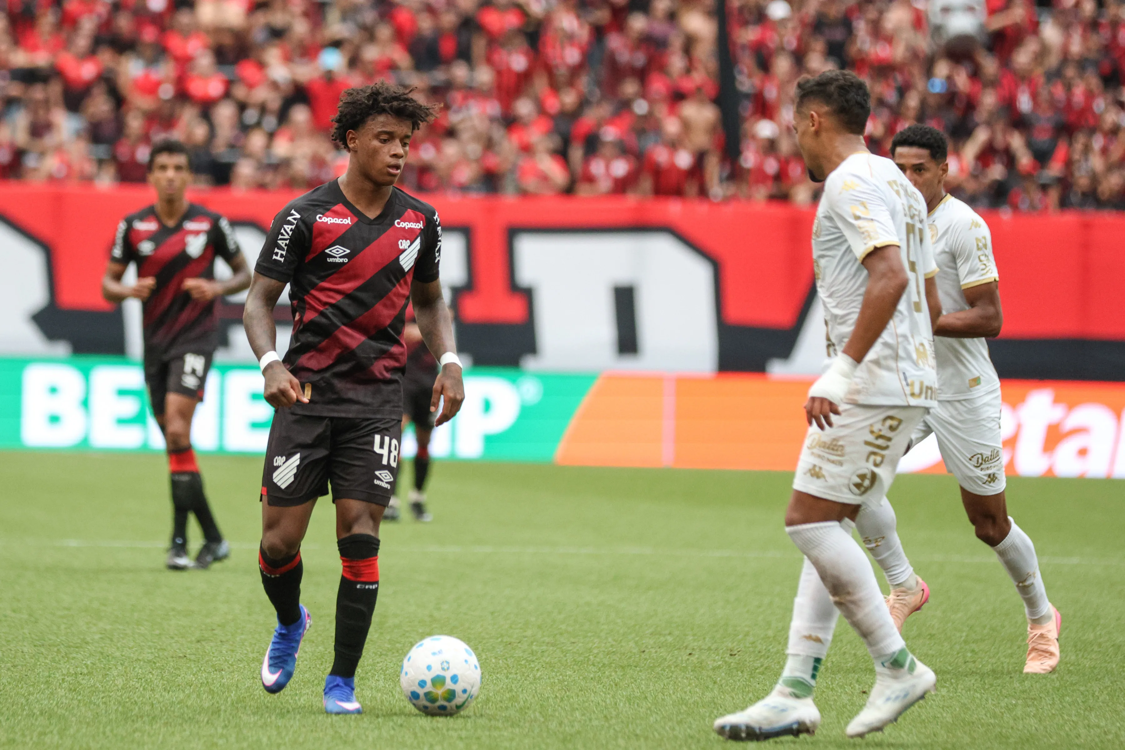 PR – CURITIBA – 12/04/2026 – BRASILEIRO A 2026, ATHLETICO-PR X CHAPECOENSE – Bruninho jogador do Athletico-PR disputa lance com Pacheco jogador do Chapecoense durante partida no estadio Arena da Baixada pelo campeonato Brasileiro A 2026. Foto: Robson Mafra/AGIF