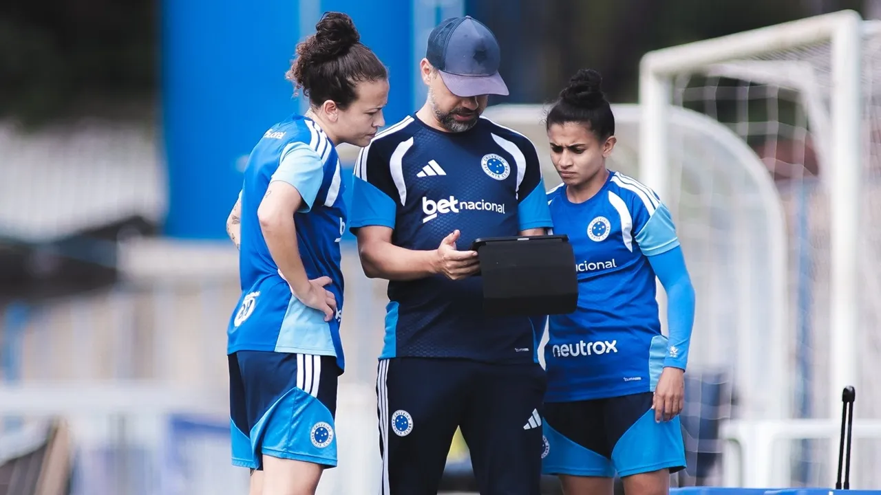 Jogadoras do Cruzeiro conversando com o técnico durante os treinos - Foto: Gustavo Martins/Cruzeiro