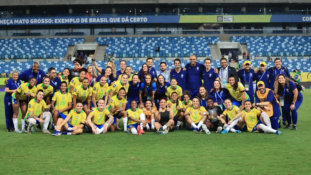 Jogadoras e toda a comissão técnica da Seleção Feminina - Foto: Lívia Villas Boas/CBF