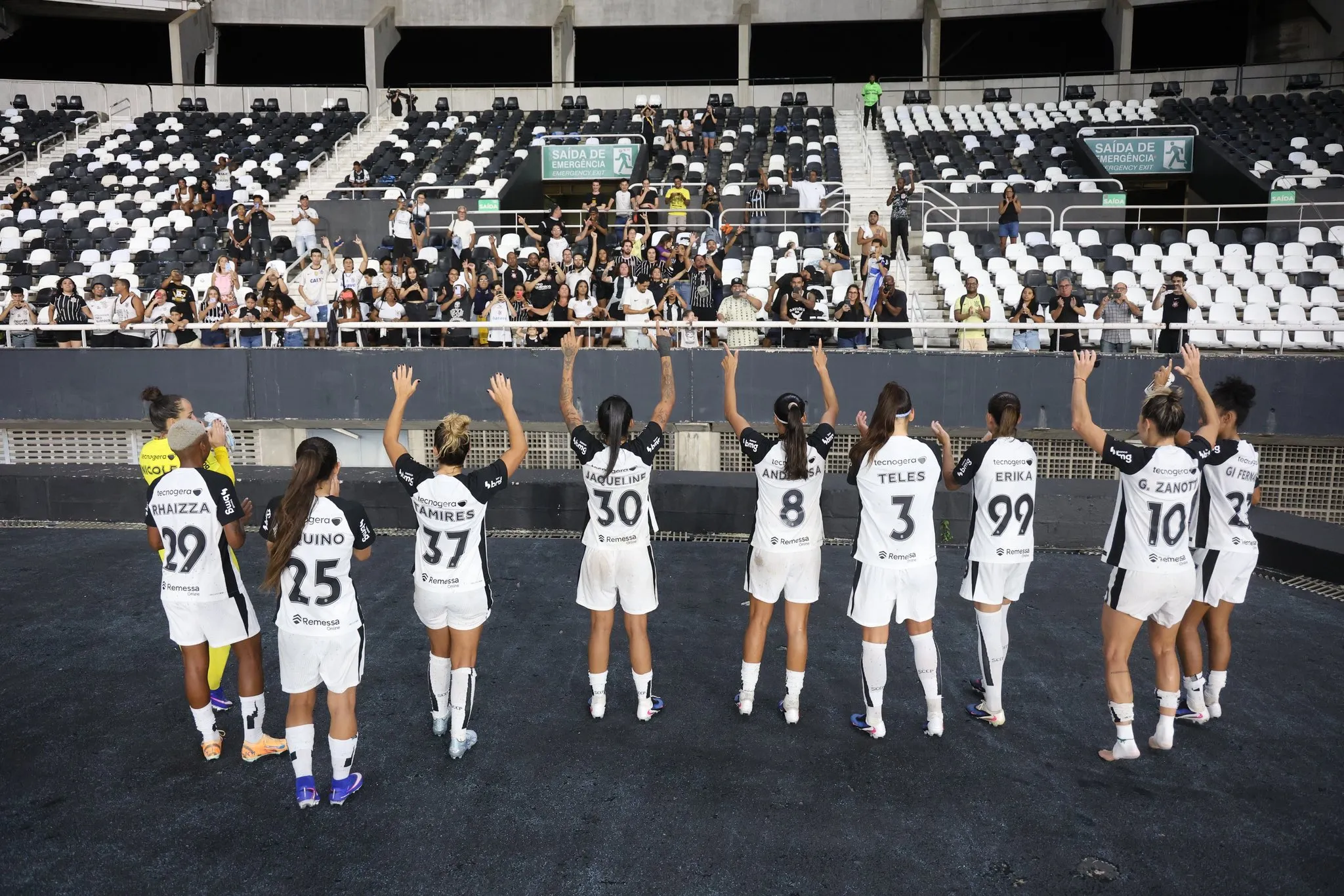 Jogadoras do Corinthians cumprimentam a torcida - Foto: Lucas Figueiredo/Corinthians