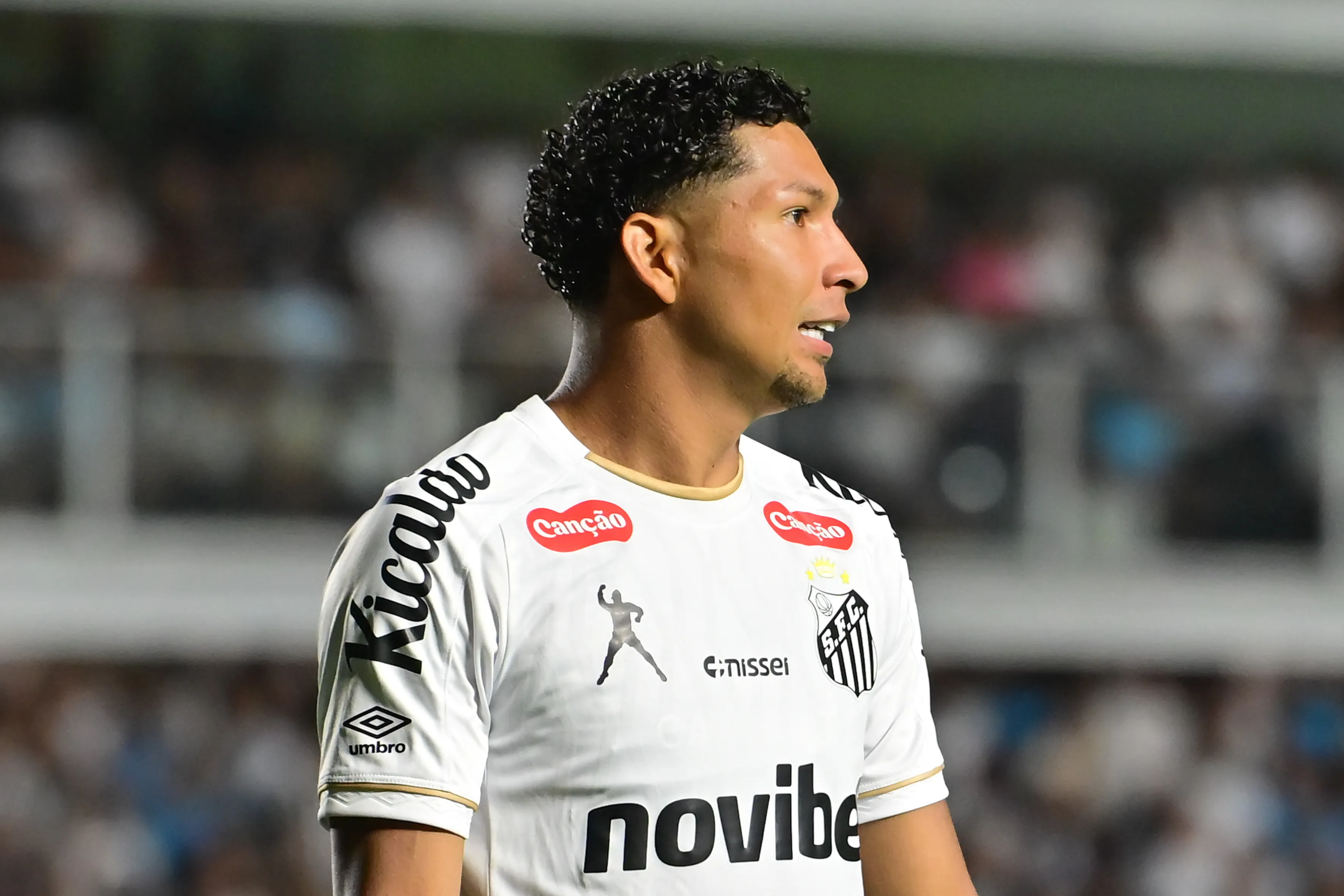 Rony durante partida contra o Atlético-MG na Vila Belmiro pelo Campeonato Brasileiro de 2026 – Foto: Jota Erre/AGIF.