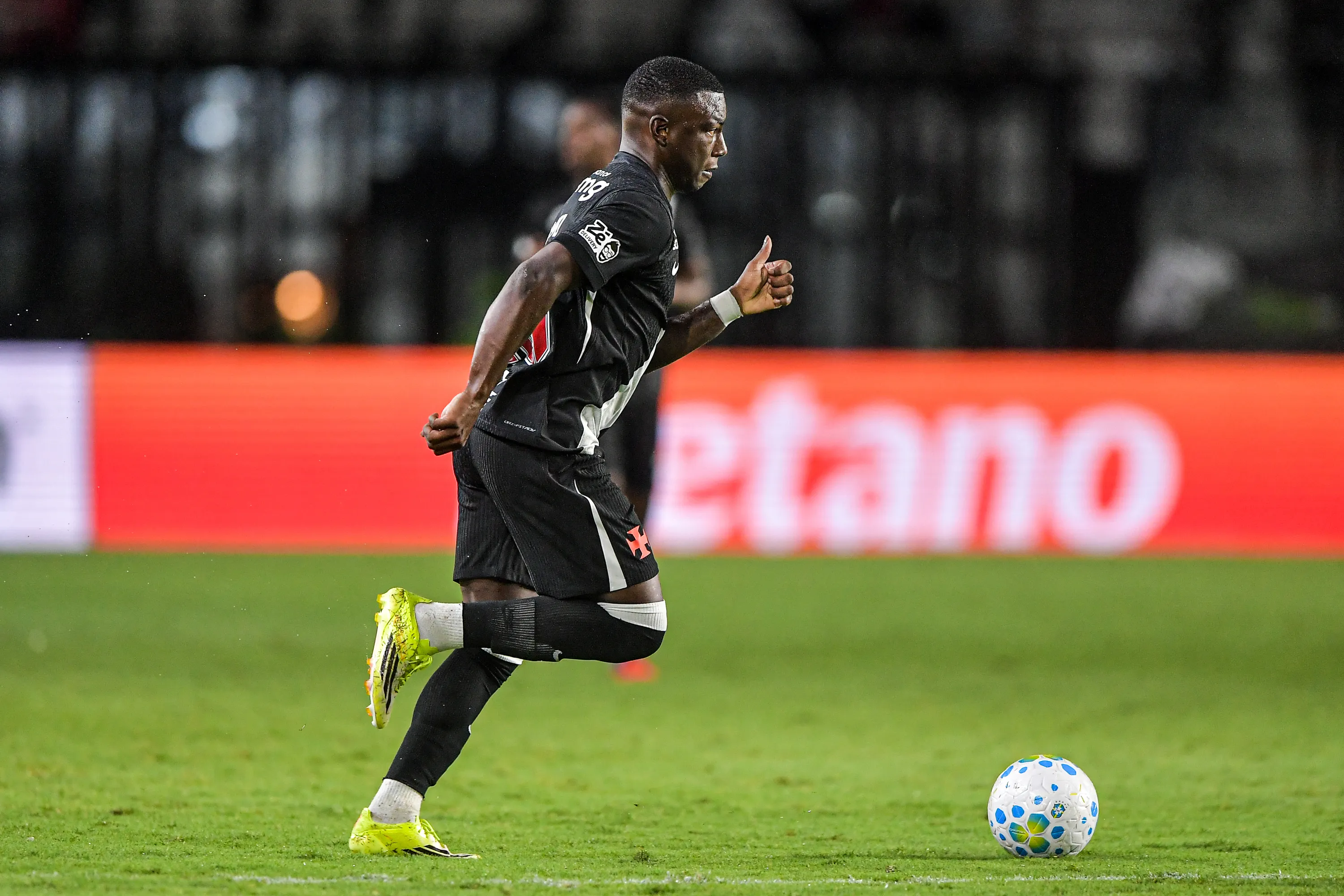 Marino Hinestroza, jogador do Vasco, durante partida contra o Chapecoense -Foto: Thiago Ribeiro/AGIF