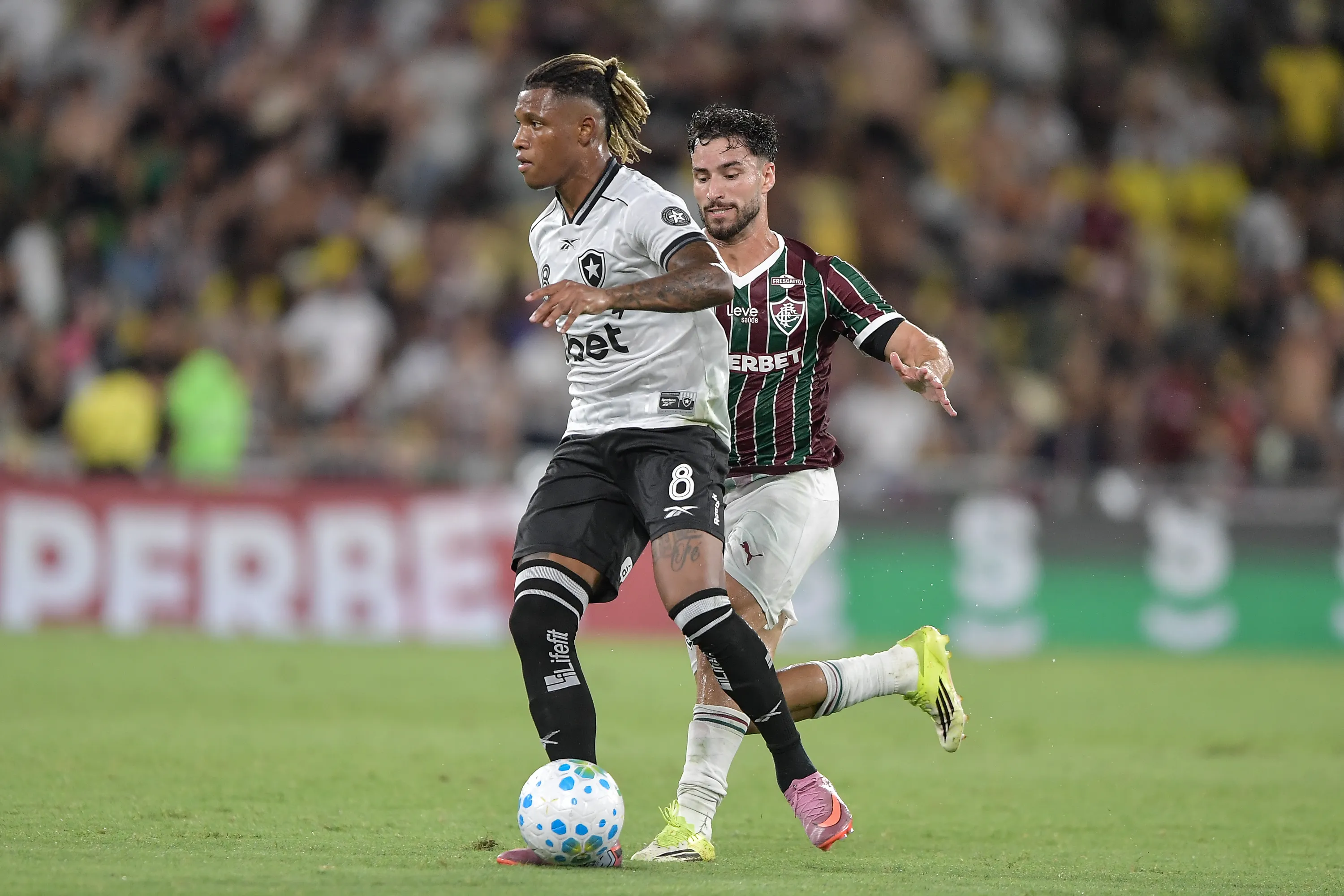 Danilo, jogador do Botafogo, durante partida contra o Fluminense  Foto: Thiago Ribeiro/AGIF