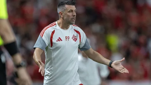 RS - PORTO ALEGRE - 11/04/2026 - BRASILEIRO A 2026, INTERNACIONAL X GREMIO - Paulo Pezzolano tecnico do Internacional durante partida contra o Gremio no estadio Beira-Rio pelo campeonato Brasileiro A 2026. Foto: Liamara Polli/AGIF
