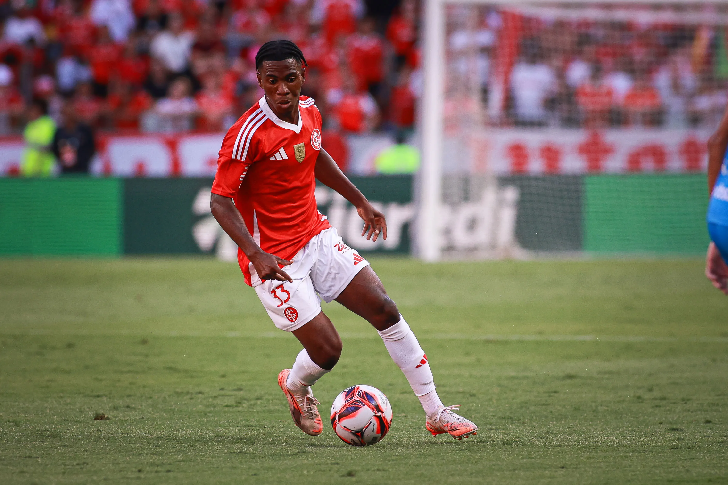 Benjamin atuando no Internacional –  Foto: Maxi Franzoi/AGIF