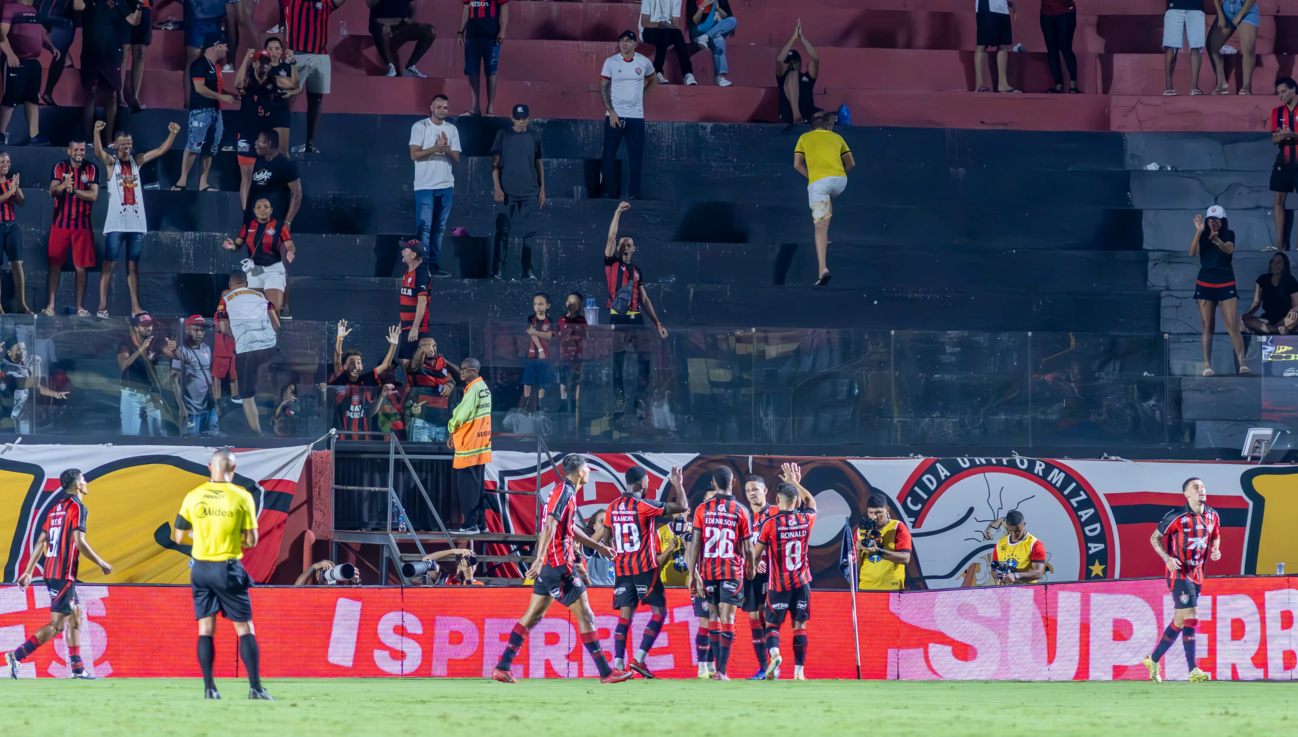 Erick jogador do Vitoria comemora seu gol durante partida contra o Piaui no estadio Barradao pelo campeonato Copa Do Nordeste 2026. Foto: Marcio Jose/AGIF