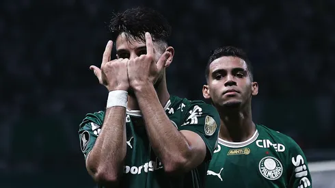 Flaco Lopez jogador do Palmeiras comemora seu gol com Arthur jogador da sua equipe durante partida contra o Sporting Cristal no estadio Arena Allianz Parque pelo campeonato Copa Libertadores 2026. Foto: Ettore Chiereguini/AGIF
