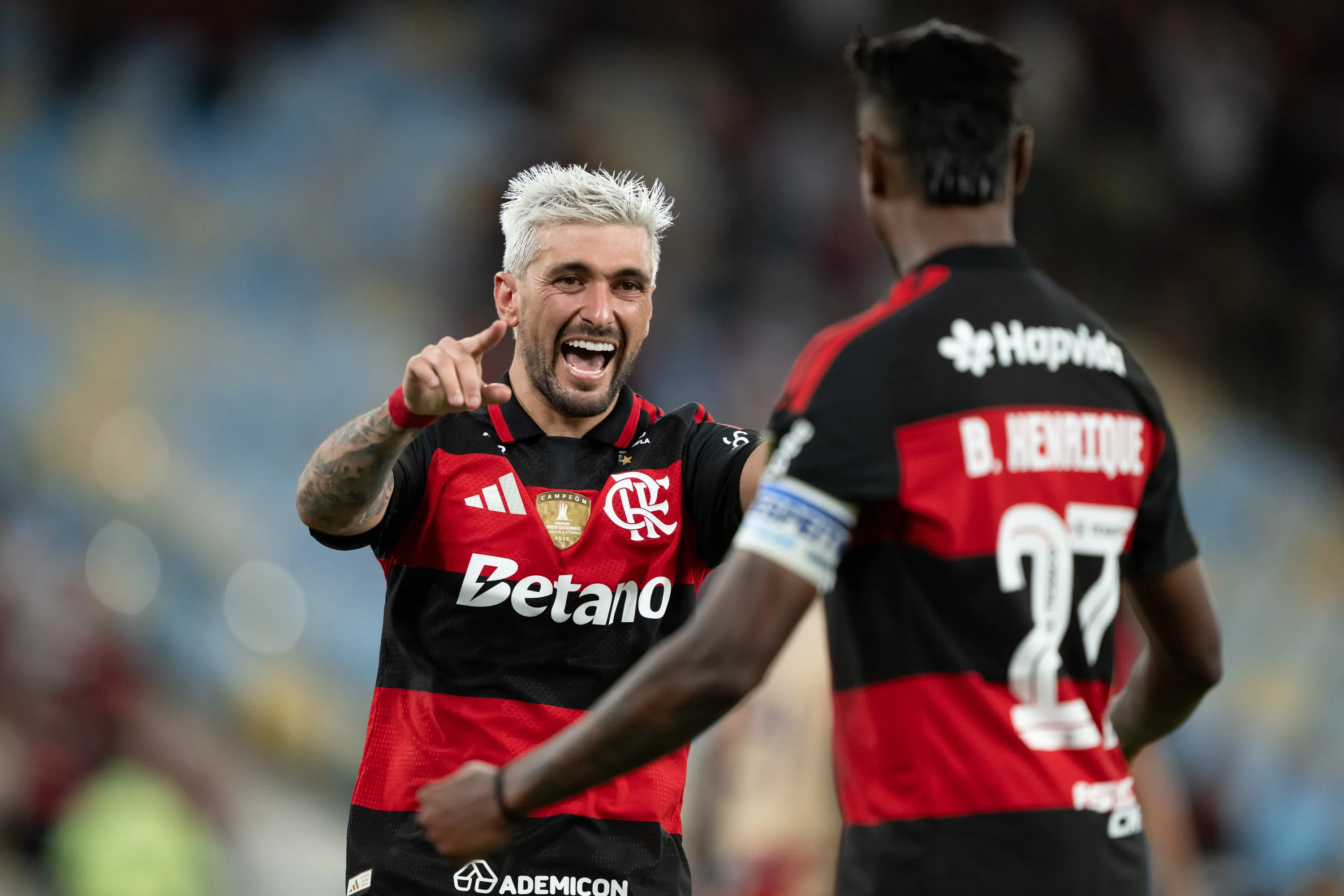 Arrascaeta comemora seu gol com Bruno Henrique durante partida contra o Independiente Medellín no Maracanã pela Copa Libertadores 2026 – Foto: Jorge Rodrigues/AGIF.