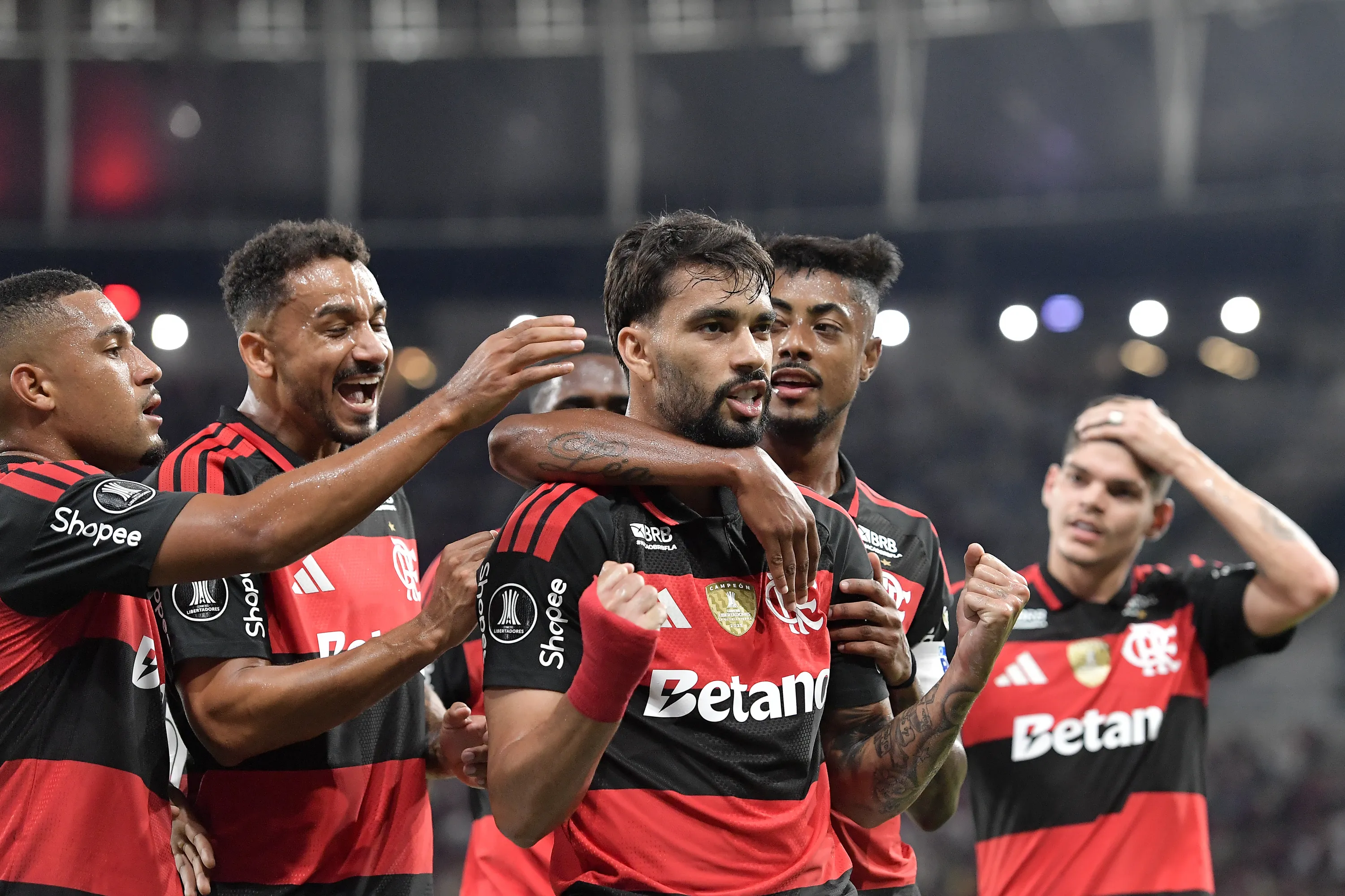 Paqueta jogador do Flamengo comemora seu gol com jogadores do seu time durante partida contra o Independiente Medellin no estadio Maracana pelo campeonato Copa Libertadores 2026. Foto: Thiago Ribeiro/AGIF