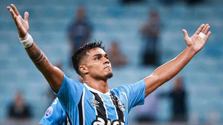 Matias Arezo jogador do Gremio comemora seu gol durante partida contra o Atletico Grau no estadio Arena do Gremio pelo campeonato Copa Sul-americana 2025.