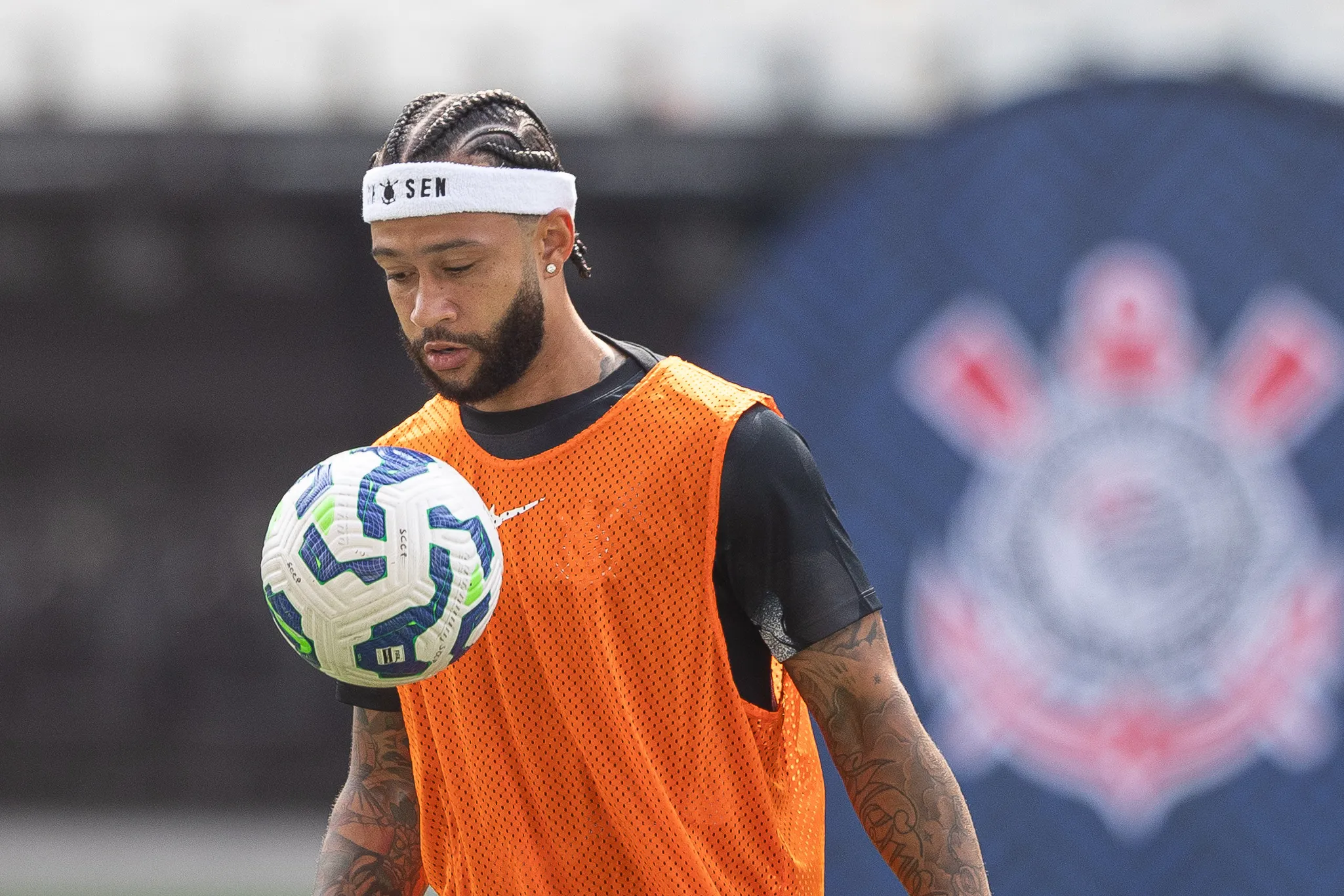 SP – SAO PAULO – 07/12/2025 – BRASILEIRO A 2025, CORINTHIANS X JUVENTUDE -MEMPHIS DEPAY jogador do Corinthians durante aquecimento antes da partida contra o Juventude no estadio Arena Corinthians pelo campeonato Brasileiro A 2025. Foto: Joisel Amaral/AGIF