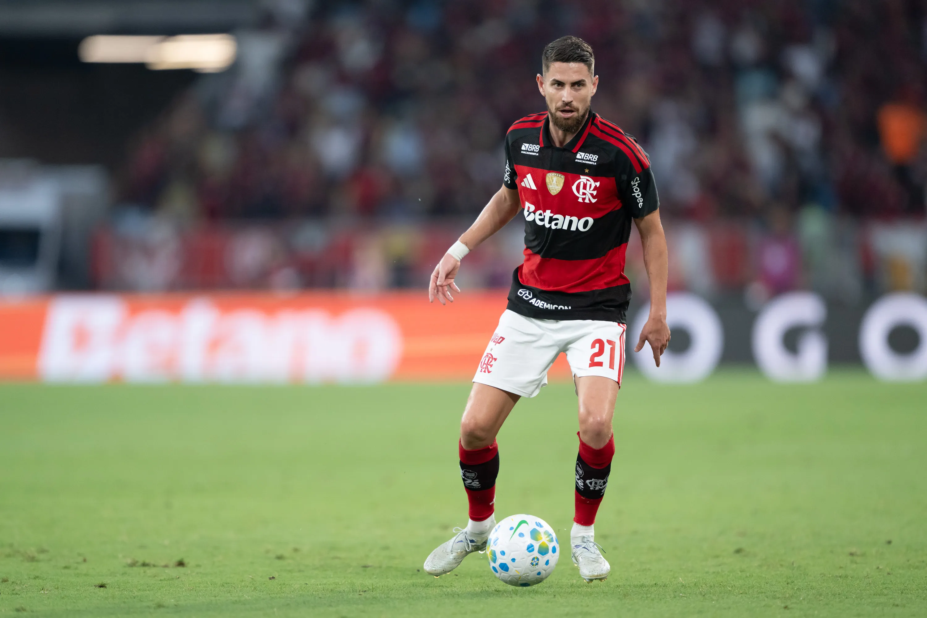 RJ – RIO DE JANEIRO – 05/04/2026 – BRASILEIRO A 2026, FLAMENGO X SANTOS – Jorginho jogador do Flamengo durante partida contra o Santos no estadio Maracana pelo campeonato Brasileiro A 2026. Foto: Jorge Rodrigues/AGIF