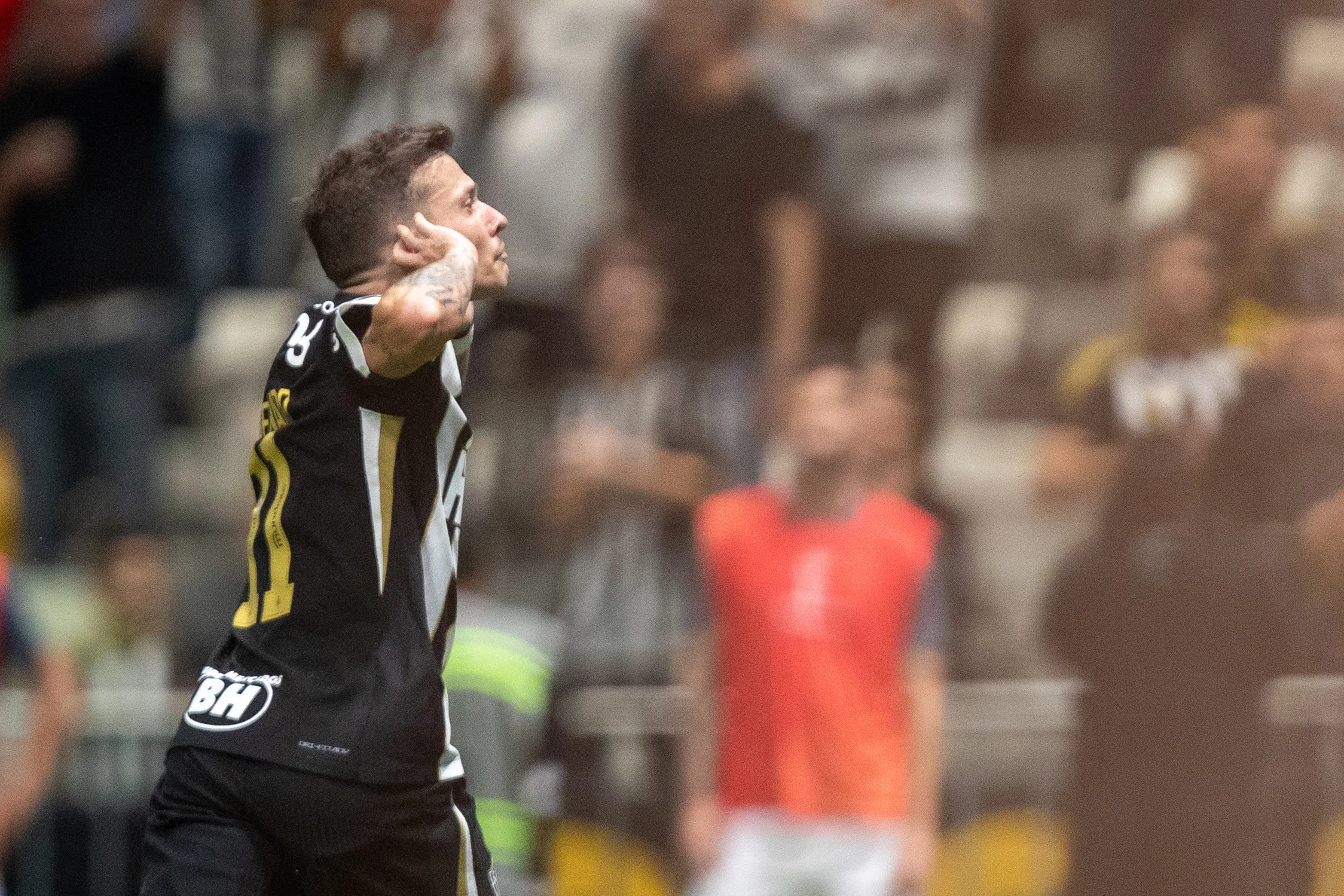 MG – BELO HORIZONTE – 16/04/2026 – COPA SUL-AMERICANA 2026, ATLETICO X JUVENTUD – Bernard jogador do Atletico comemora seu gol durante partida contra o Juventude no estadio Arena MRV pelo campeonato Copa Sul-Americana 2026. Foto: Fernando Moreno/AGIF