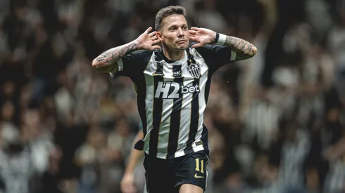Bernard, atacante do Atlético-MG, comemora gol provocando a torcida (Imagem: Pedro Souza / Atlético)