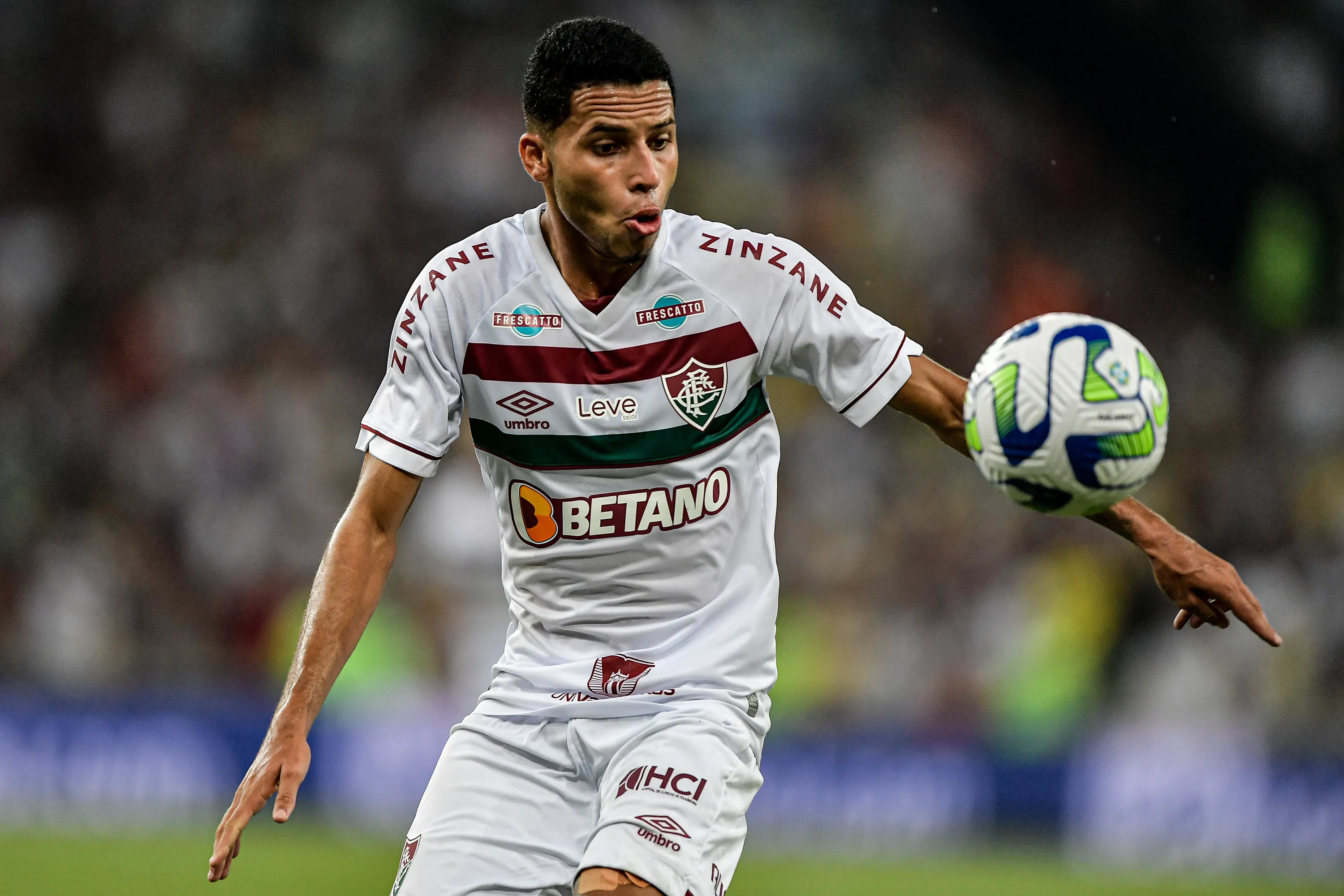 RJ – RIO DE JANEIRO – 12/04/2023 – COPA DO BRASIL 2023, FLUMINENSE X PAYSANDU – Alexsander jogador do Fluminense durante partida contra o Paysandu no estadio Maracana pelo campeonato Copa do Brasil 2023. Foto: Thiago Ribeiro/AGIF