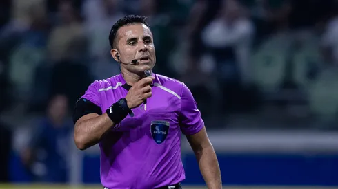O árbitro Piero Maza durante partida entre Palmeiras e Sporting Cristal no estádio Arena Allianz Parque pelo campeonato Copa Libertadores 2026. Foto: Ettore Chiereguini/AGIF