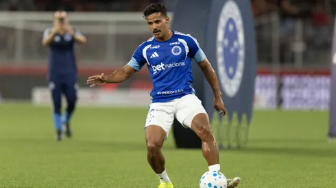 Kaiki do Cruzeiro durante aquecimento antes da partida contra o Athletico-PR no estadio Arena da Baixada pelo campeonato Brasileiro A 2025.