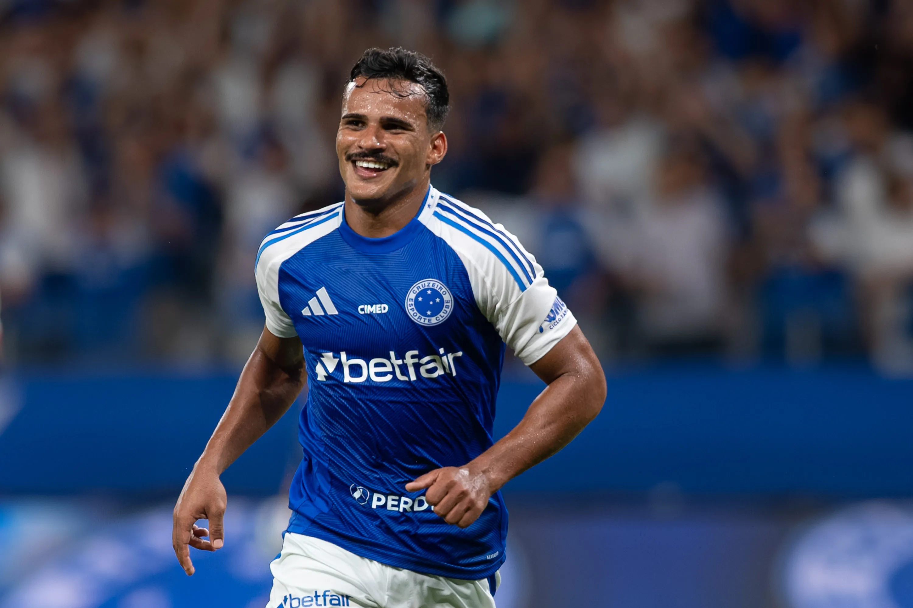 Kaiki Bruno comemora seu gol durante partida contra o Bragantino no Mineirão pelo Campeonato Brasileiro 2025 – Foto: Alessandra Torres/AGIF.