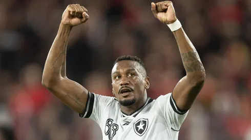 Edenílson durante confronto contra o Athletico-PR no Brasileirão de 2026.