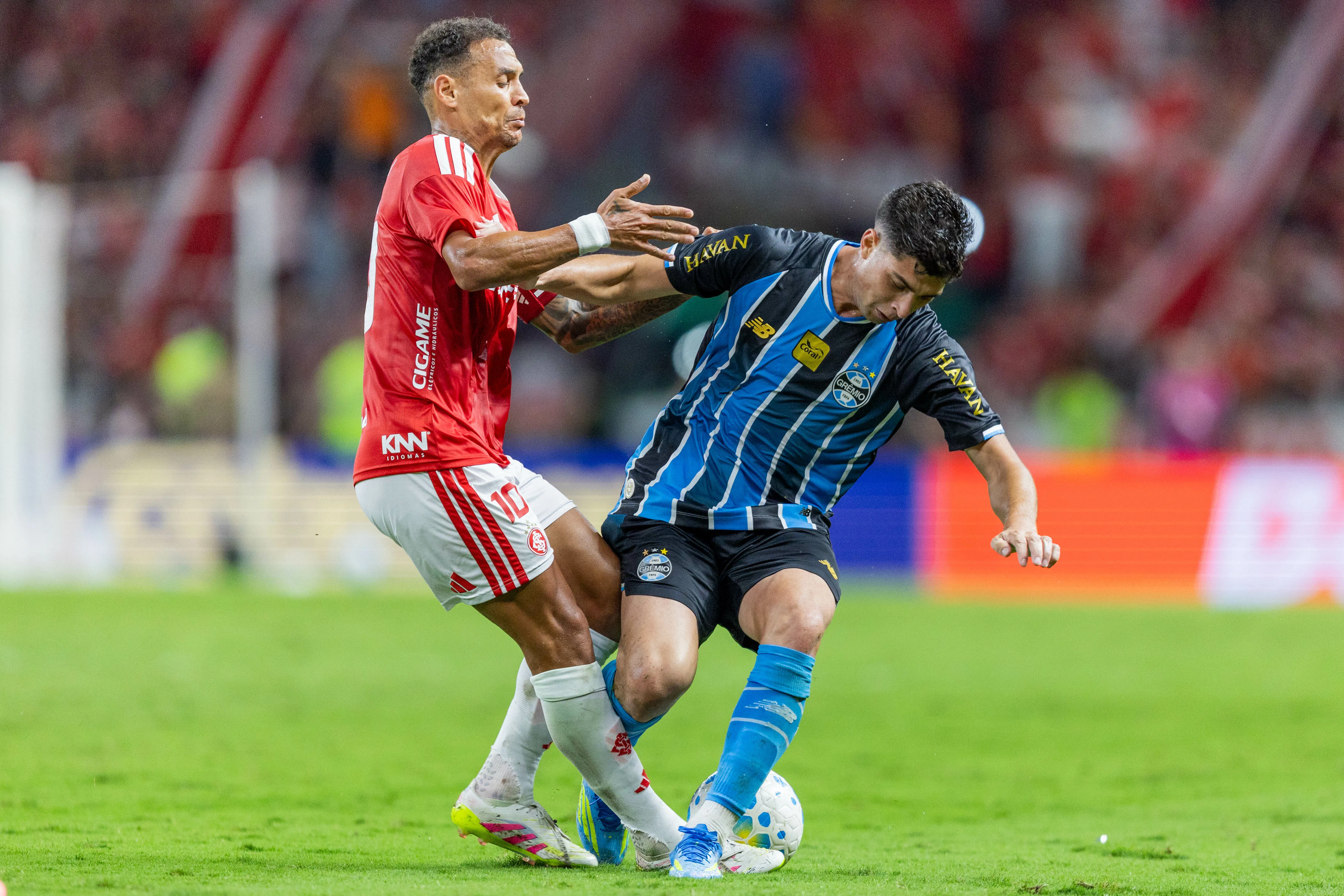 RS – PORTO ALEGRE – 11/04/2026 – BRASILEIRO A 2026, INTERNACIONAL X GREMIO – Alan Patrick jogador do Internacional disputa lance com Nardoni jogador do Gremio durante partida no estadio Beira-Rio pelo campeonato Brasileiro A 2026. Foto: Liamara Polli/AGIF