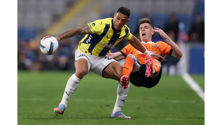 ISTANBUL, TURKEY - MAY 9: Diego Carlos of Fenerbahce battles for the ball with Krzysztof Piatek of Basaksehir reacts during the Turkish Super League match between Istanbul Basaksehir and Fenerbahce at Ulker Stadium on May 9, 2025 in Istanbul, Turkey. (Photo by Ahmad Mora/Getty Images)