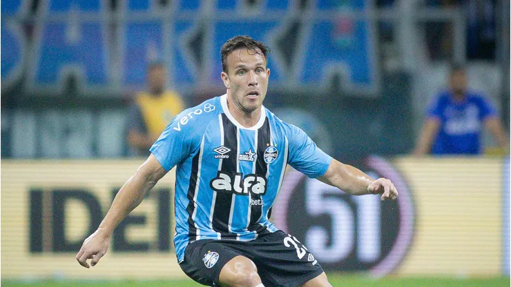 Arthur ainda não renovou com o Grêmio.