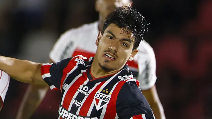 João Moreira jogador do São Paulo durante partida contra o Botafogo-SP no estádio Santa Cruz pelo campeonato Paulista 2025. Foto: Thiago Calil/AGIF