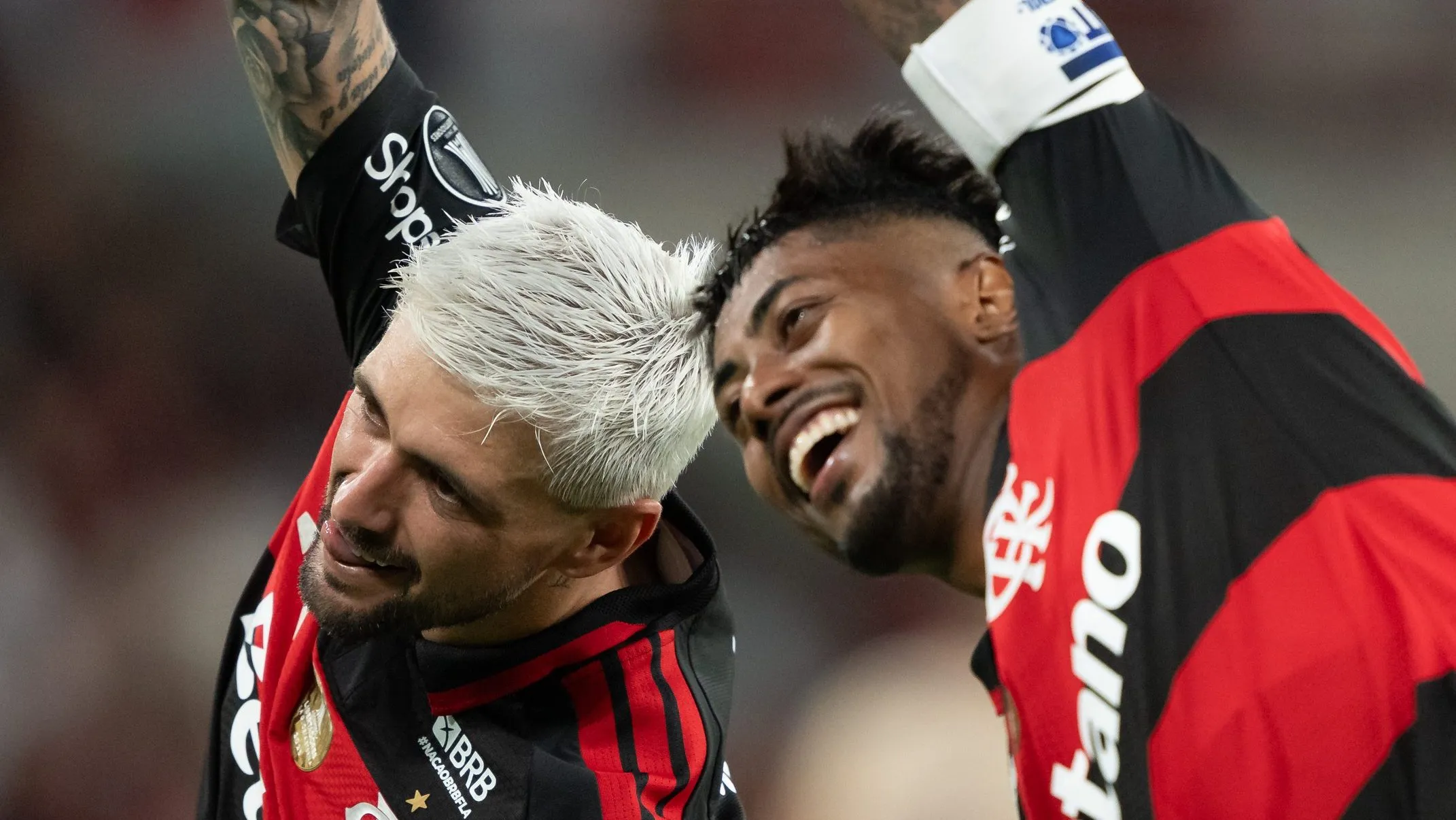 Arrascaeta jogador do Flamengo comemora seu gol com Bruno Henrique jogador da sua equipe durante partida contra o Independiente Medellin no estadio Maracana pelo campeonato Copa Libertadores 2026. Foto: Jorge Rodrigues/AGIF
