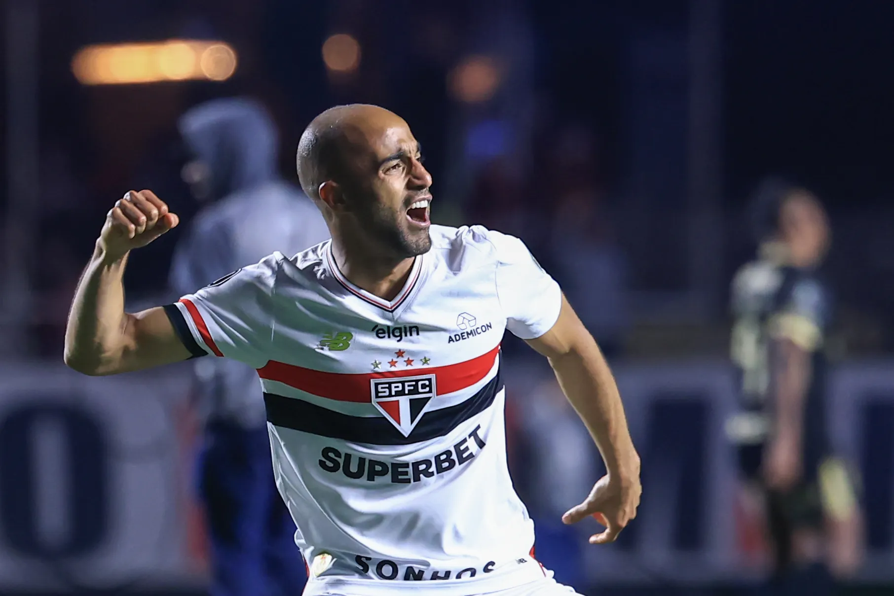 Lucas Moura comemorando a vitória ao final da partida contra o Atlético Nacional no Morumbis pela Copa Libertadores 2025. Foto: Marcello Zambrana/AGIF.