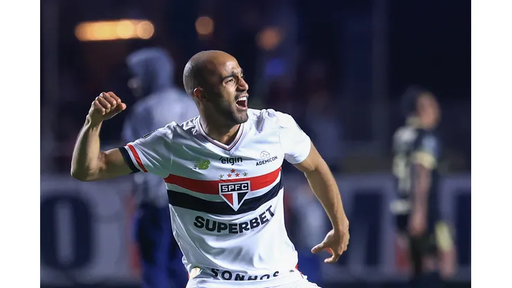 SP - SAO PAULO - 19/08/2025 - COPA LIBERTADORES 2025, SAO PAULO X ATLETICO NACIONAL - Lucas Moura jogador do Sao Paulo comemora vitoria ao final da partida contra o Atletico Nacional no estadio Morumbi pelo campeonato Copa Libertadores 2025. Foto: Marcello Zambrana/AGIF