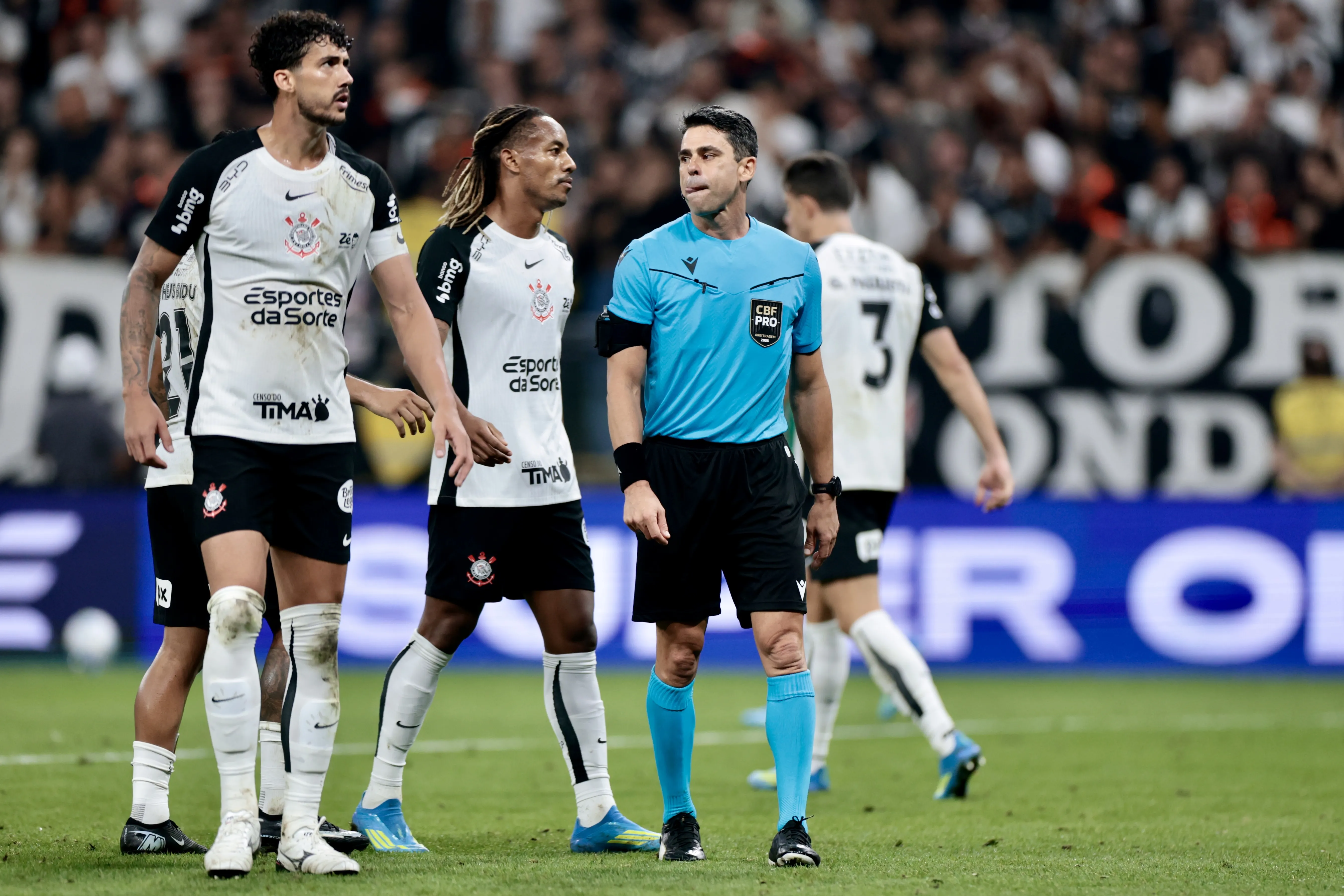 O arbitro Flavio Rodrigues de Souza durante partida entre Corinthians e Palmeiras no estadio Arena Corinthians pelo campeonato Brasileiro A 2026.  Foto: Marcello Zambrana/AGIF