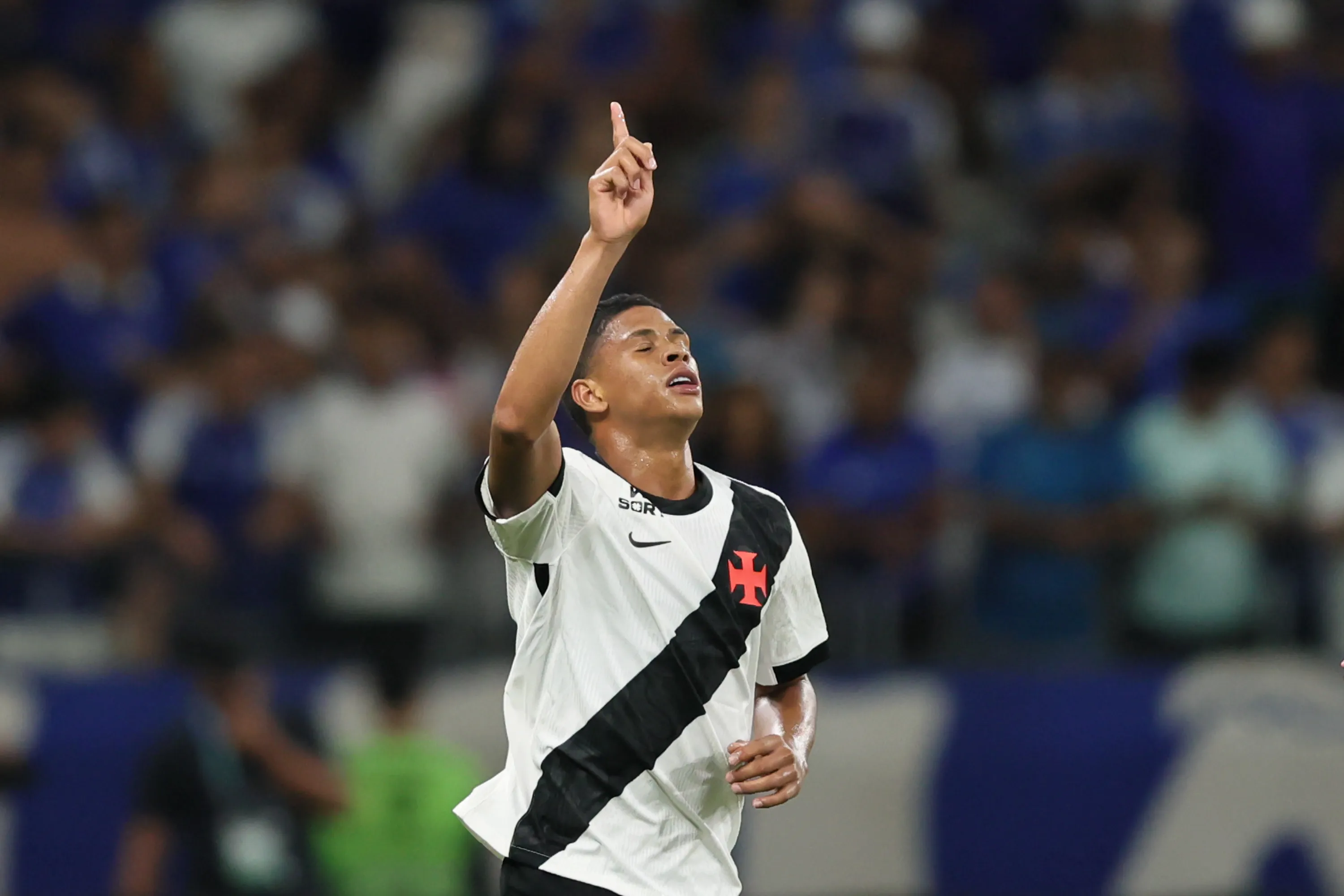 Cauan Barros jogador do Vasco comemora seu gol durante partida contra o Cruzeiro no estadio Mineirao pelo campeonato Brasileiro A 2026. Foto: Gilson Lobo/AGIF
