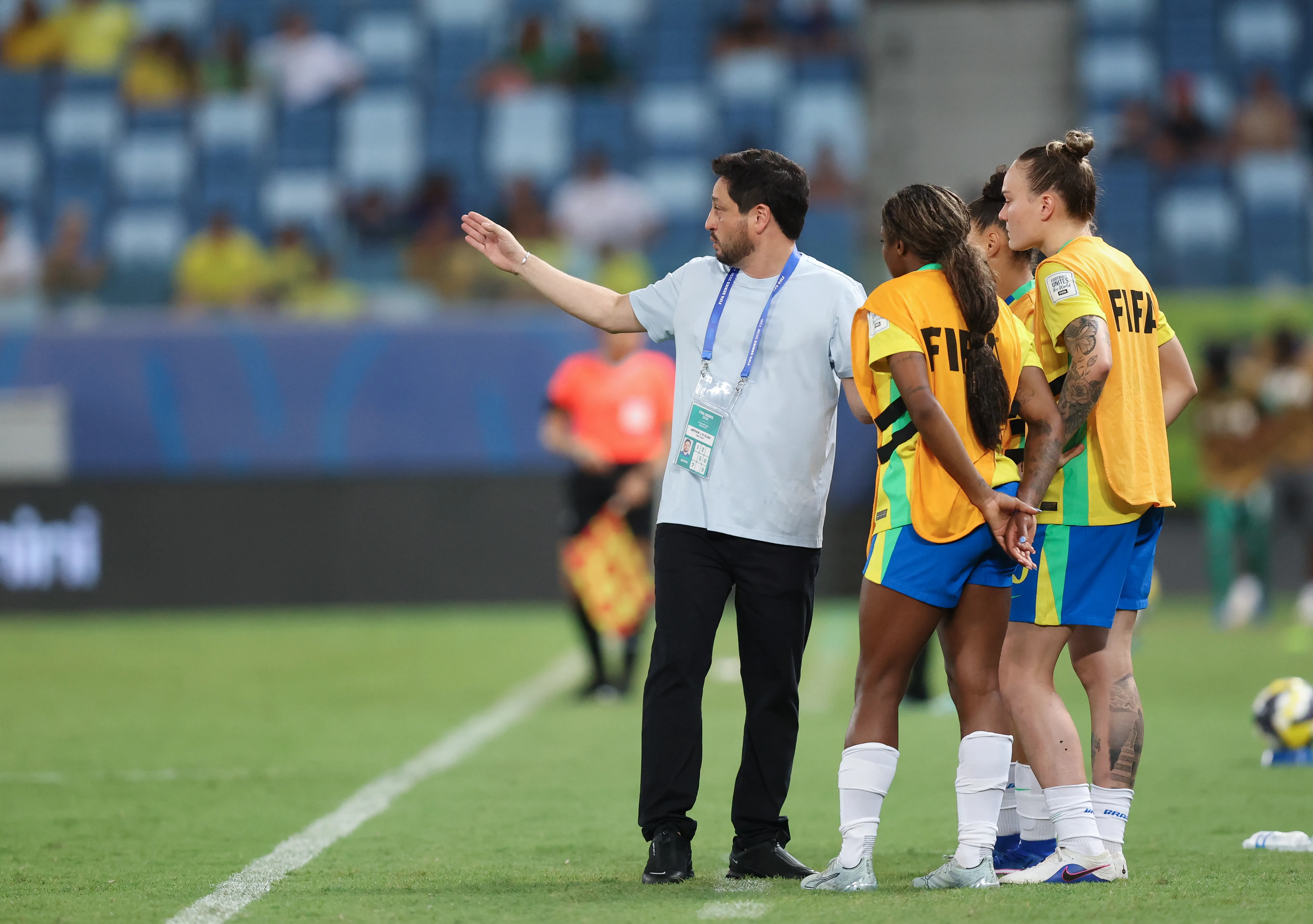 Arthur Elias conversando com as jogadoras da Seleção Feminina – Foto: Lívia Villas Boas/CBF